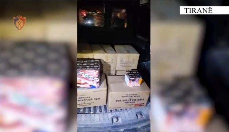 sekuestrohet-sasi-e-madhe-lendesh-piroteknike-qe-shitej-ne-markete,-automjete-dhe-ne-rruge,-3-te-arrestuar-ne-tirane