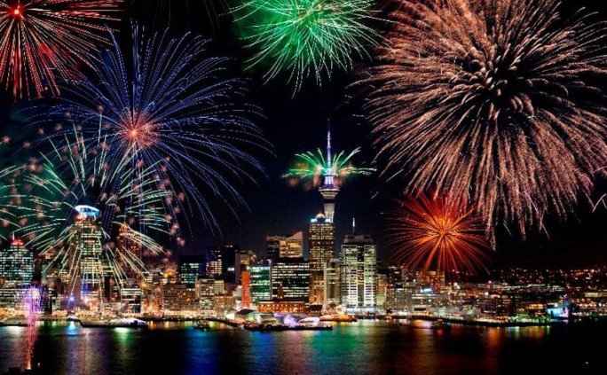 mberrin-viti-i-ri-ne-zelanden-e-re,-spektakel-fishekzjarresh-ne-qiell