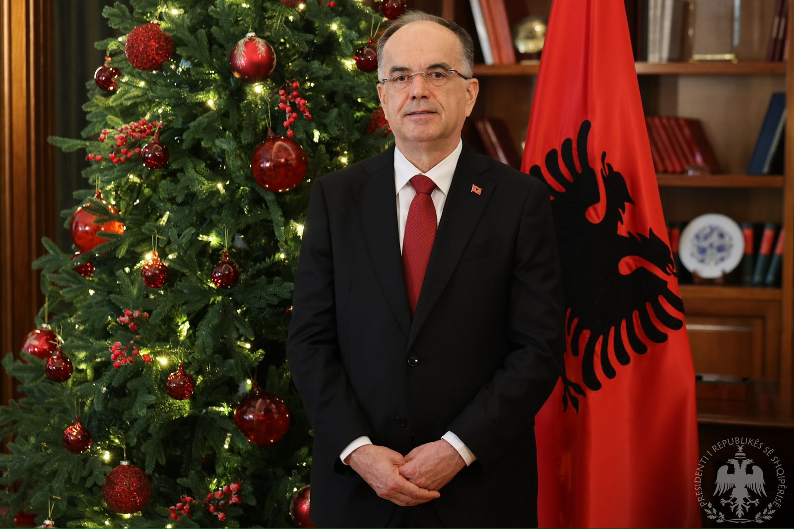 “e-ardhmja-nuk-ndertohet-me-fjale-te-medha,-por-me-angazhim-te-perditshem”!-presidenti-begaj-mesazh-urimi-per-vitin-e-ri:-me-shume-besim-dhe-mirekuptim-te-njeri-tjetri