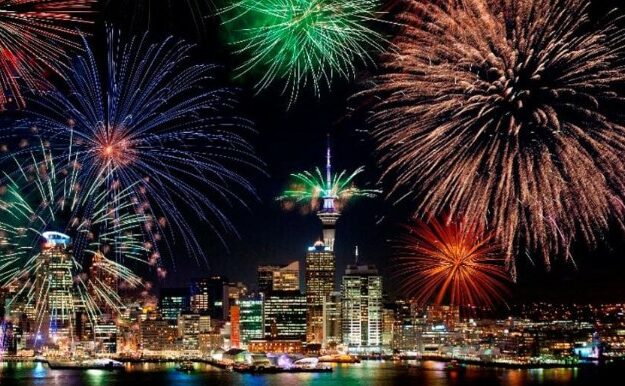 video/-mberrin-viti-i-ri-ne-zelanden-e-re,-spektakel-fishekzjarresh-ne-qiell