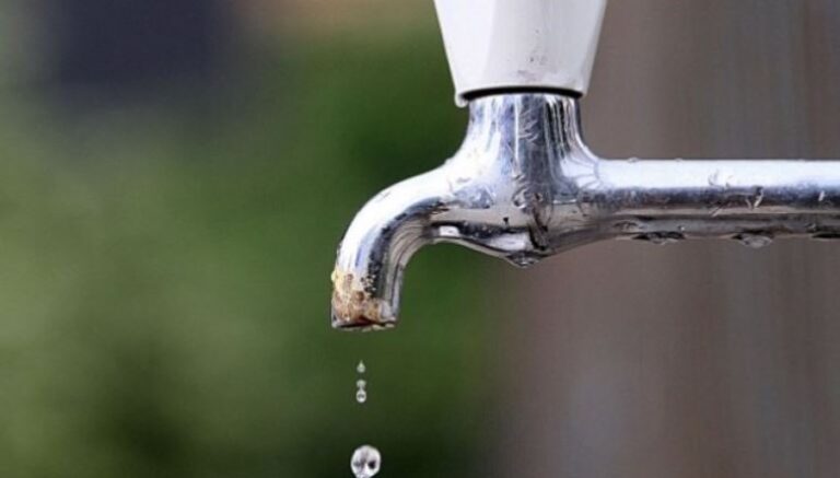 vlores-nuk-i-ndahen-“hallet”/-pas-problemit-me-tubacionin,-disa-zona-serish-pa-uje-te-pijshem,-shkak…