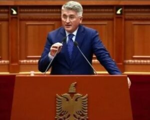 “kronike-e-gurre-ne-vargje-per-keta-te-uruar-kolege”!-poezia-ndryshe-e-agron-gjekmarkajt-per-politikanet:-keto-qe-them-s’jane-gjepura!