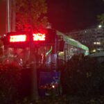 video/-aksidentohet-autobusi-ne-tirane,-merr-para-disa-mjete-te-parkuara.-pamje-nga-vendngjarja