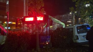 video/-aksidentohet-autobusi-ne-tirane,-merr-para-disa-mjete-te-parkuara.-pamje-nga-vendngjarja