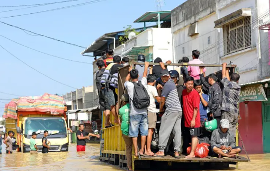 qindra-te-zhdukur-ne-permbytjet-vdekjeprurese-ne-indonezi