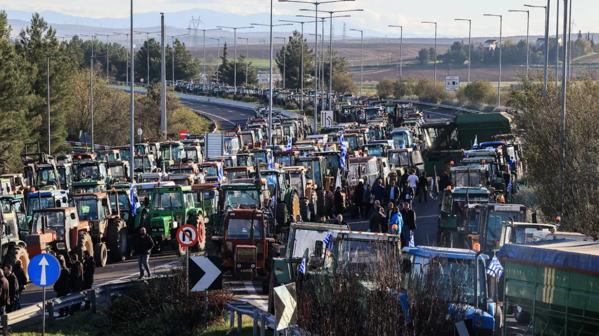 fermeret-ne-greqi-pershkallezojne-protestat,-bllokohet-perkohesisht-aksi-rrugor-kakavije-janine