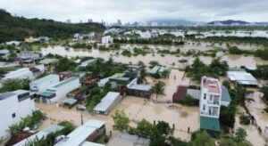 mbi-900-te-vdekur-dhe-qindra-te-zhdukur-nga-permbytjet-shkaterruese-ne-azi