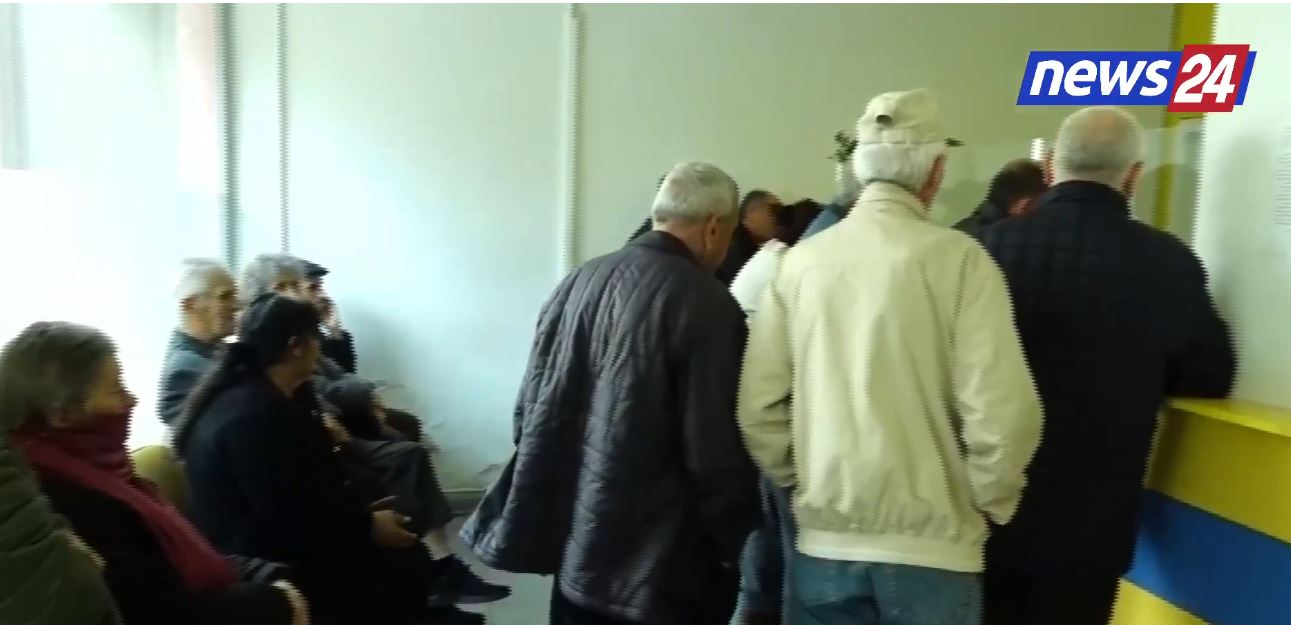 bonuset-e-festave-te-fundvitit-nga-sot-ne-poste/-pensionistet-te-pakenaqur:-ballukut-i-kane-dhene-me-shume!