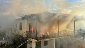 gramsh/-perfshihet-nga-flaket-nje-banese-dy-kateshe,-regjistrohen-deme-te-shumta-materiale