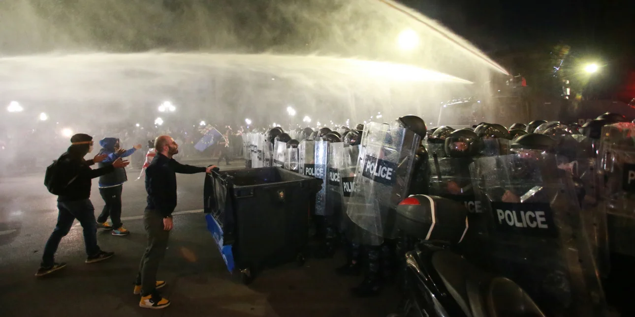 investigimi-i-bbc-per-protesta-ne-gjeorgji,-autoritetet-lokale-nisin-hetimin-per-hedhjen-e-“gazit-helmues”-ndaj-qytetareve