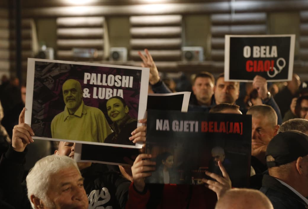 fotolajm/-“’na-gjeti-bela(ja)’,-‘lubia-dhe-palloshi’,-‘o-bela-ciao’”,-protestuesit-e-pd-“thumbojne-me-pankartat-ne-proteste