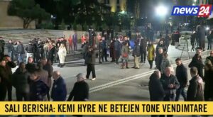 mbaron-“foltorja-2”,-protestuesit-e-opozites-largohen-nga-sheshi-prane-kryeministrise