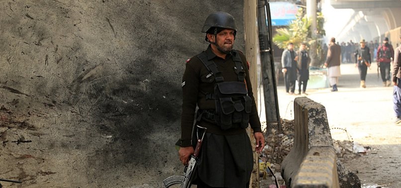 nje-polic-vritet-dhe-6-te-tjere-plagosen-ne-nje-sulm-vetevrases-me-bombe-ne-pakistan