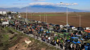 fermeret-ne-greqi,-proteste-edhe-diten-e-sotme/-paralajmerojne-bllokimin-e-porteve