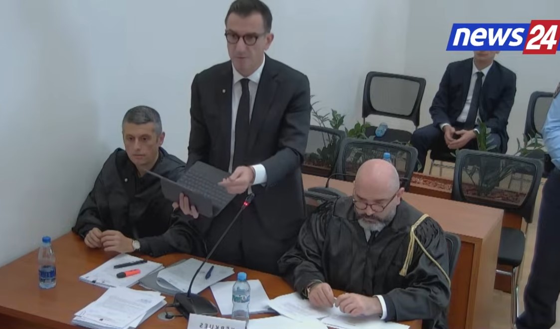 seanca-ne-gjkko-per-veliajn,-kryebashkiaku-ne-sallen-e-gjyqit:-jam-thirrur-per-t’u-mbrojtur-jo-per-t’u-poshteruar.-ky-kafaz-me-pengon…