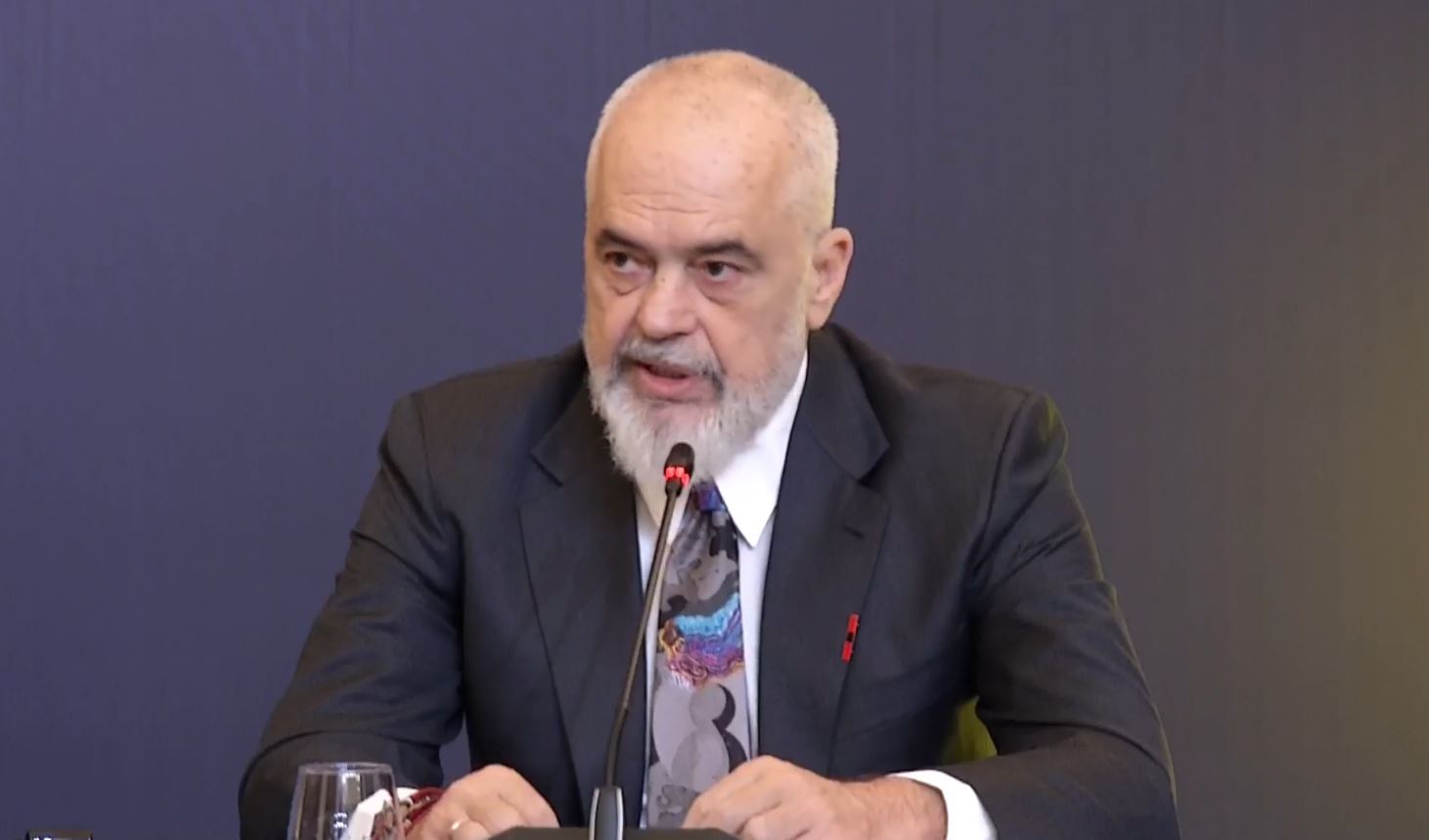 padia-e-kryeministrit-ne-kushtetuese/-shqyrtohet-kerkesa-kunder-vendimit-te-gjkko-per-pezullimin-e-zv/kryeministres