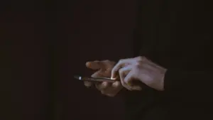 qeveria-indiane-detyron-perdoruesit-e-celulareve-te-instalojne-nje-aplikacion-kunder-sulmeve-kibernetike,-kritiket-e-quajne-mjet-spiunimi