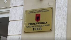 mashtroi-disa-persona-duke-iu-marre-para-pa-hapur-asnje-proces-gjyqesor,-dergohet-ne-gjyq-avokatja-ne-fier