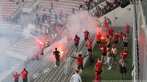 dhuna-trondit-futbollin-ne-france/-tifozet-e-nice-sulmojne-skuadren-e-tyre,-demtohen-rende-dy-lojtare