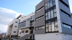 kosove,-ekstradohet-nga-shqiperia-i-dyshuari-per-kultivimin-e-1259-bimeve-kanabis,-prokuroria-kerkon-paraburgim