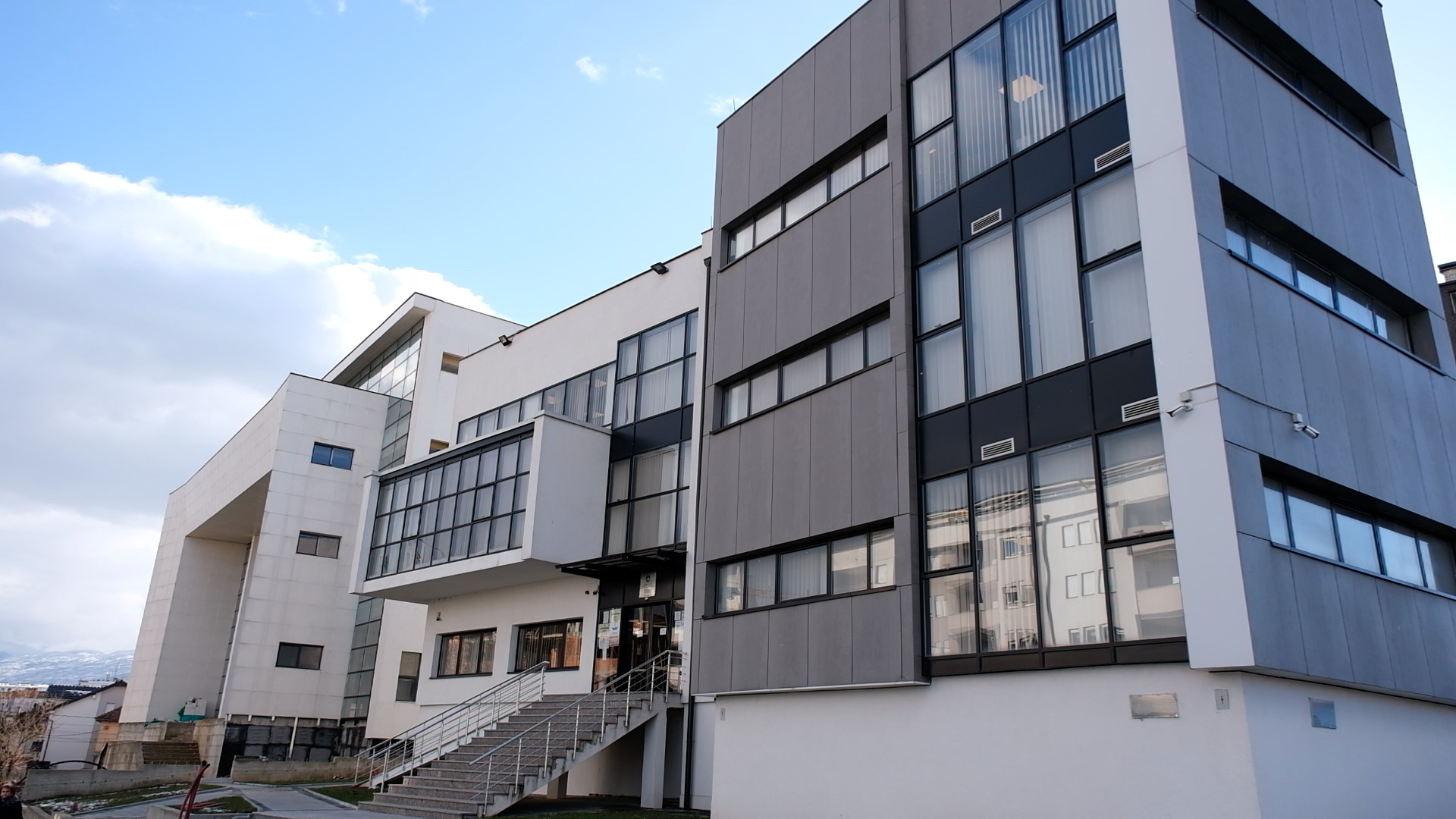 kosove,-ekstradohet-nga-shqiperia-i-dyshuari-per-kultivimin-e-1259-bimeve-kanabis,-prokuroria-kerkon-paraburgim