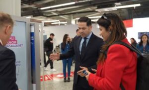 manuali-doganor-per-pasagjeret,-per-here-te-pare-ne-rinas/-rama:-udherrefyes-i-qarte-dhe-praktik-per-qytetaret