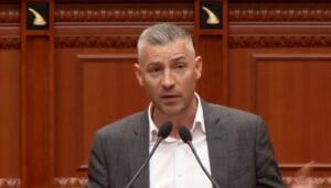 “taksat-e-shqiptareve-s’jane-per-‘vrimat’-qe-hap-belinda”,-nallbati:-do-t’ju-peshtyjne-njerezit-rruges!-te-gjithe-do-te-ikni-nje-dite-nga-kjo-karrigeve-dhe-do-shkoni-te-vendi