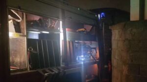 perfshihet-nga-flaket-nje-banese-ne-elbasan,-ekipet-zjarrfikese-nderhyjne-per-te-shuar-zjarrin