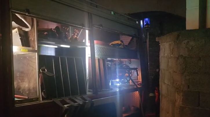 perfshihet-nga-flaket-nje-banese-ne-elbasan,-ekipet-zjarrfikese-nderhyjne-per-te-shuar-zjarrin