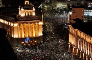 protestat-masive-“ndezen”-sofjen,-qeveria-e-bullgarise-“dorezohet”-dhe-heq-dore-nga-rritja-e-taksave