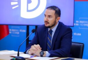 pas-mbledhjes-me-me-te-votuarit,-salinji-zbret-ne-baze,-zhvillon-takim-me-qytetaret-e-durresit