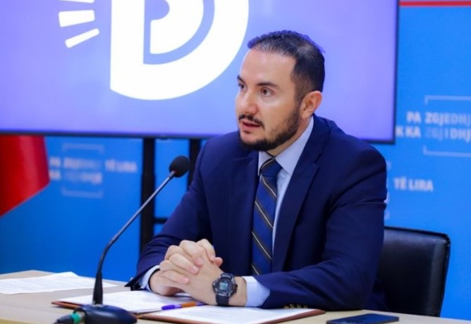 pas-mbledhjes-me-me-te-votuarit,-salinji-zbret-ne-baze,-zhvillon-takim-me-qytetaret-e-durresit