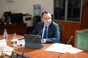 “rruge-te-shtrenjta,-jashte-cdo-standardi”-balliu-perplaset-me-zv.-ministren-e-infrastuktures:-balluku-eshte-pezulluar,-kush-firmos?-apo-askush-s’mban-pergjegjesi?