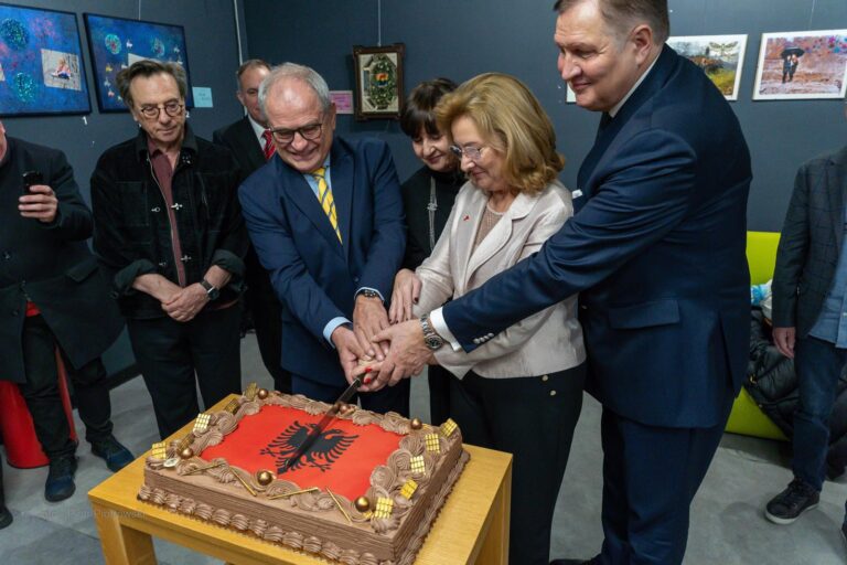 foto/-albanian-movie-night-ne-lodz-–-nje-feste-e-artit-dhe-kultures-shqiptare-ne-ditet-e-flamurit