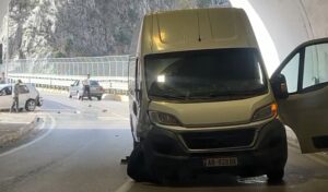 video/-aksident-ne-“rrugen-e-arbrit”,-nje-makine-perplaset-me-furgonin,-pamjet-nga-vendngjarja