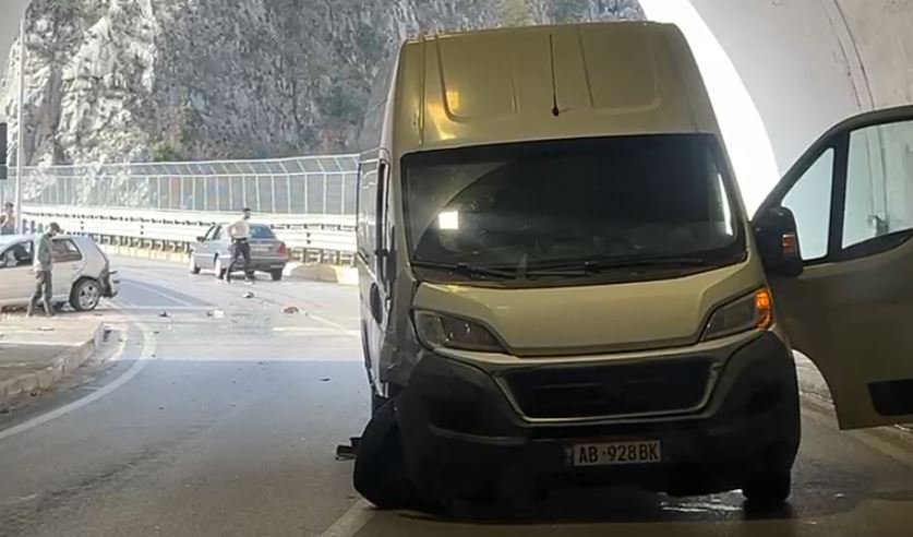 video/-aksident-ne-“rrugen-e-arbrit”,-nje-makine-perplaset-me-furgonin,-pamjet-nga-vendngjarja