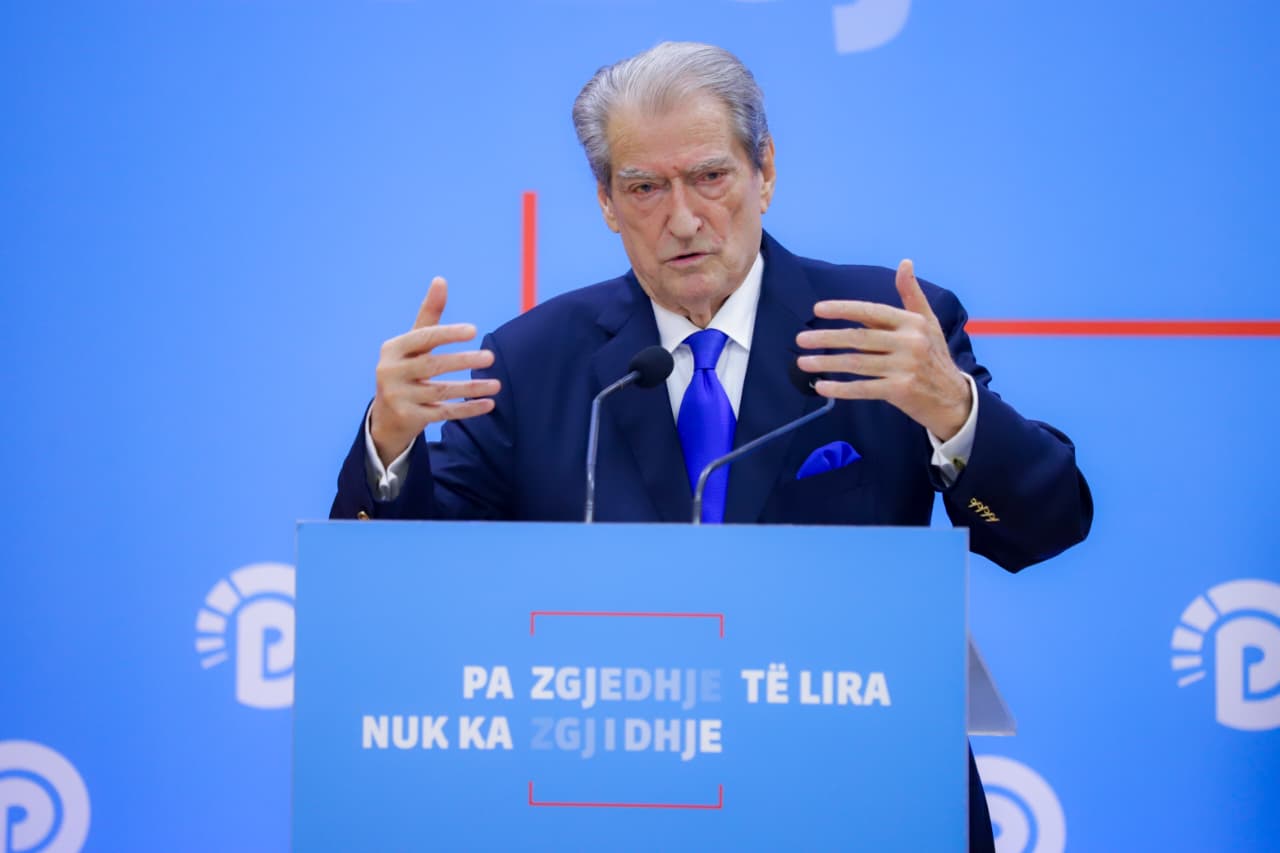 “lubia-i-tha-me-shih-ne-sy!-e-meku,-e-qepi!”/-berisha:-skene-e-paperseritshme-ne-takimin-rama-balluku-manja.-muret-kane-veshe-dhe-sy…