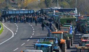 vijon-portesta-e-fermereve-ne-greqi/-bllokohet-aksi-kakavije-janine