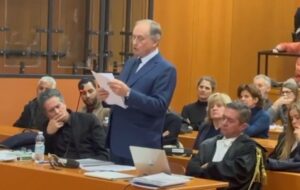 krimi-tronditi-italine/-“me-drejtoi-armen-ne-fytyre!”,-argjendari-italian-qe-vrau-2-grabitesit-dhe-plagosi-te-tretin-mbrohet-ne-apel:-shpetova-familjen-time!