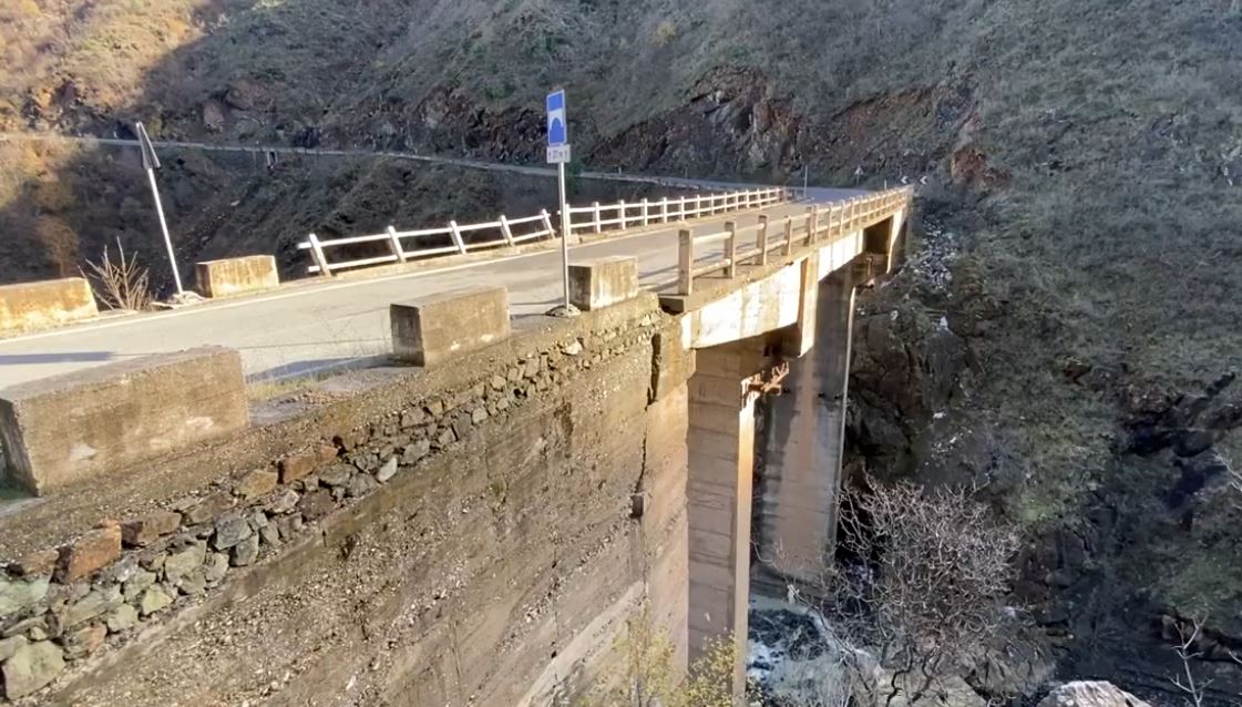 udhetaret-ne-rrezik!-rruga-e-vjeter-kukes–kalimash–shenmri–puke-e-degraduar,-kompania-kontraktore-“geci”-nuk-kryen-nderhyrje