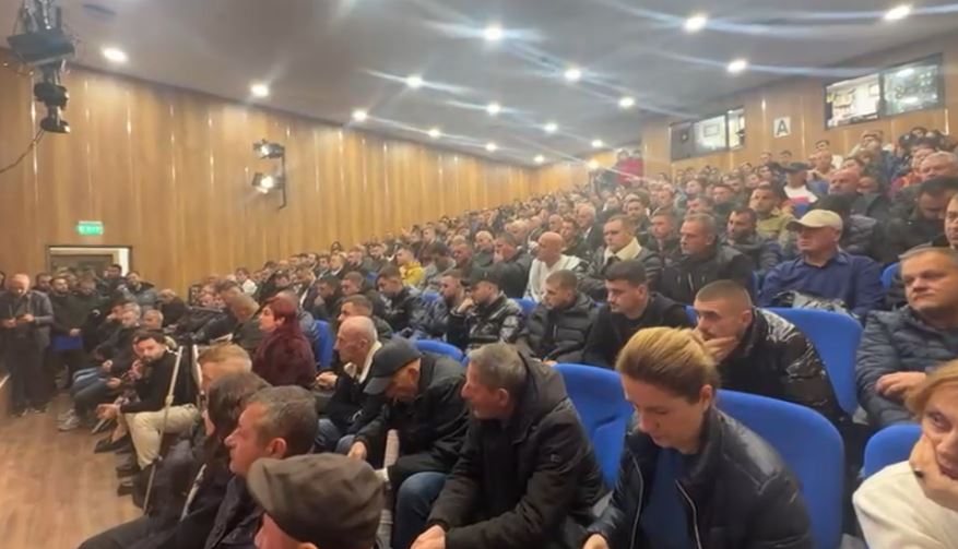 live-–-ervin-salianji-takim-me-strukturat-ne-durres,-demokratet-mbushin-sallen