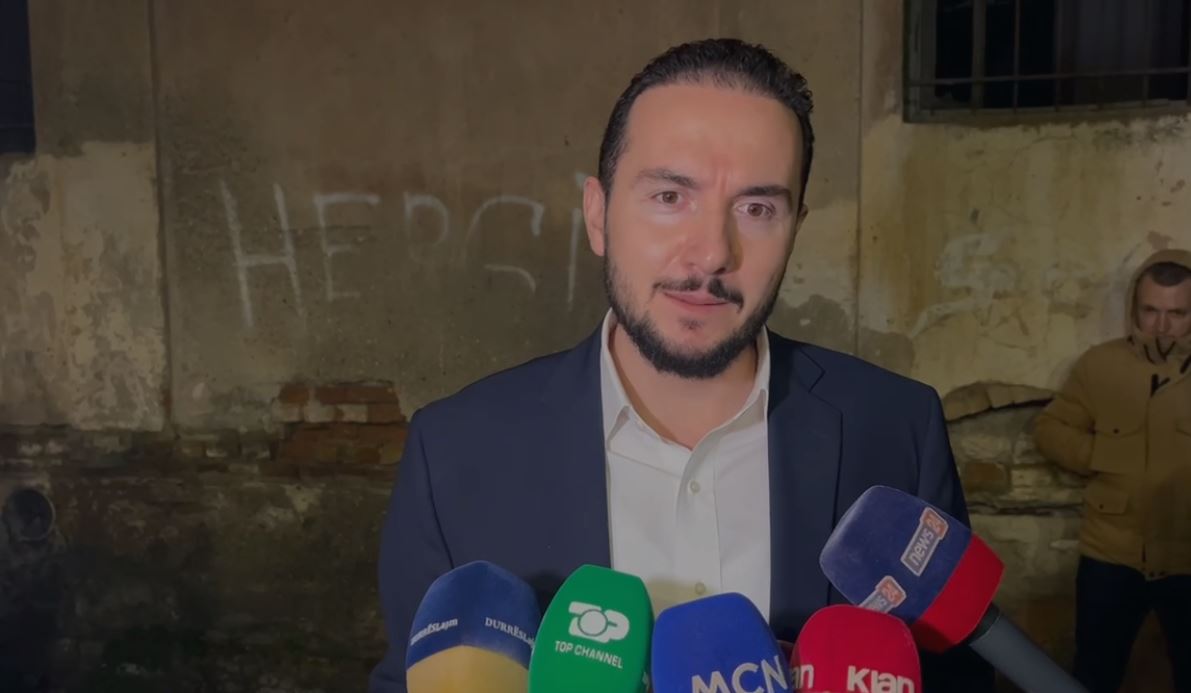 video/-salianji-para-takimit-ne-durres:-salla-eshte-plot,-merr-pjese-e-gjithe-struktura-e-pd