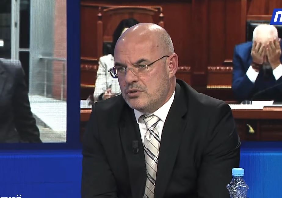 “e-di-cfare-perfaqeson-rama”,-avenir-peka-zbulon-bisedat-me-gazetari-e-njohur-ne-bote:-nuk-shkruaj-dot-kunder-kryeministrit-sepse…