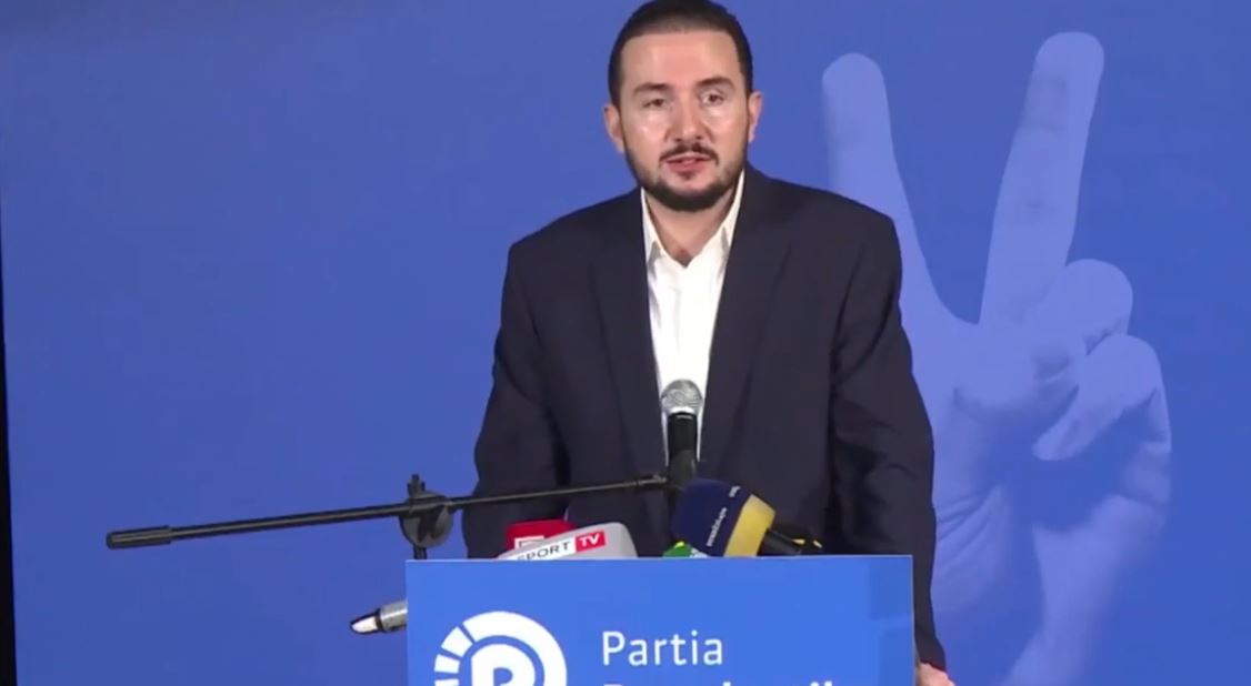 salianji-me-te-rinjte,-berisha-me-te-vjetrit/-kreu-i-pd-denon-foltoren-paralele:-do-ngelet-jashte-pd-se