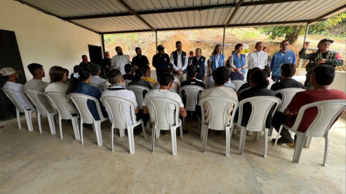 grupi-rebel-kolumbian-eln-liron-28-persona-qe-i-mbante-peng-qe-nga-janari