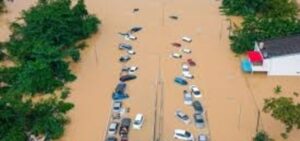 numri-i-te-vdekurve-nga-permbytjet-ne-azi-arrin-ne-1,400,-gati-1,000-ende-te-zhdukur,-ndihma-dhe-shpetimet-vazhdojne