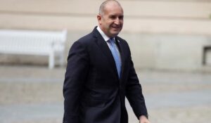 pas-protestave,-presidenti-bullgar-paralajmeron-zgjedhje-te-parakohshme,-thirrje-qeverise:-jepni-doreheqjen!