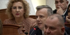 batuta-per-“dhendrin”-ne-kuvend/-balla-balliut:-te-te-vije-rende!-kemi-bere-dhe-krushqi-me…-peleshi:-une-e-kam-kompliment,-jo-fyerje