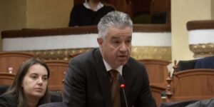 “gatuani-ligjet-si-petulla-dhe-i-servirni-si-perafrim-me-be-ne”,-eno-bozdo:-po-“mbysni”-rendin-e-dites!-s’na-lejoni-te-bejme-debat-e-te-informojme-shqiptaret