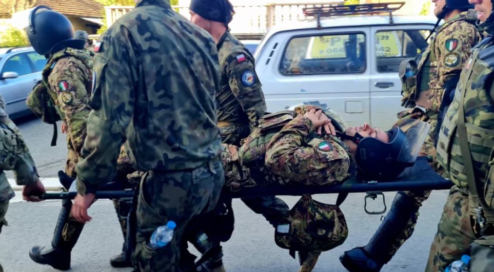 sulmi-ndaj-ushtareve-te-kfor-it-dhe-policise-se-kosoves-ne-zvecan,-nje-i-denuar-me-dy-vite-burg